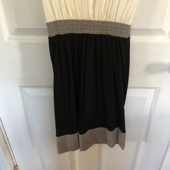 Sleeveless block color dress - Picture 3 of 3